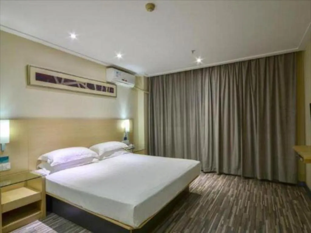 Bed in City Comfort Inn Wuhan Hanyang Street Caidian Square Metro Station