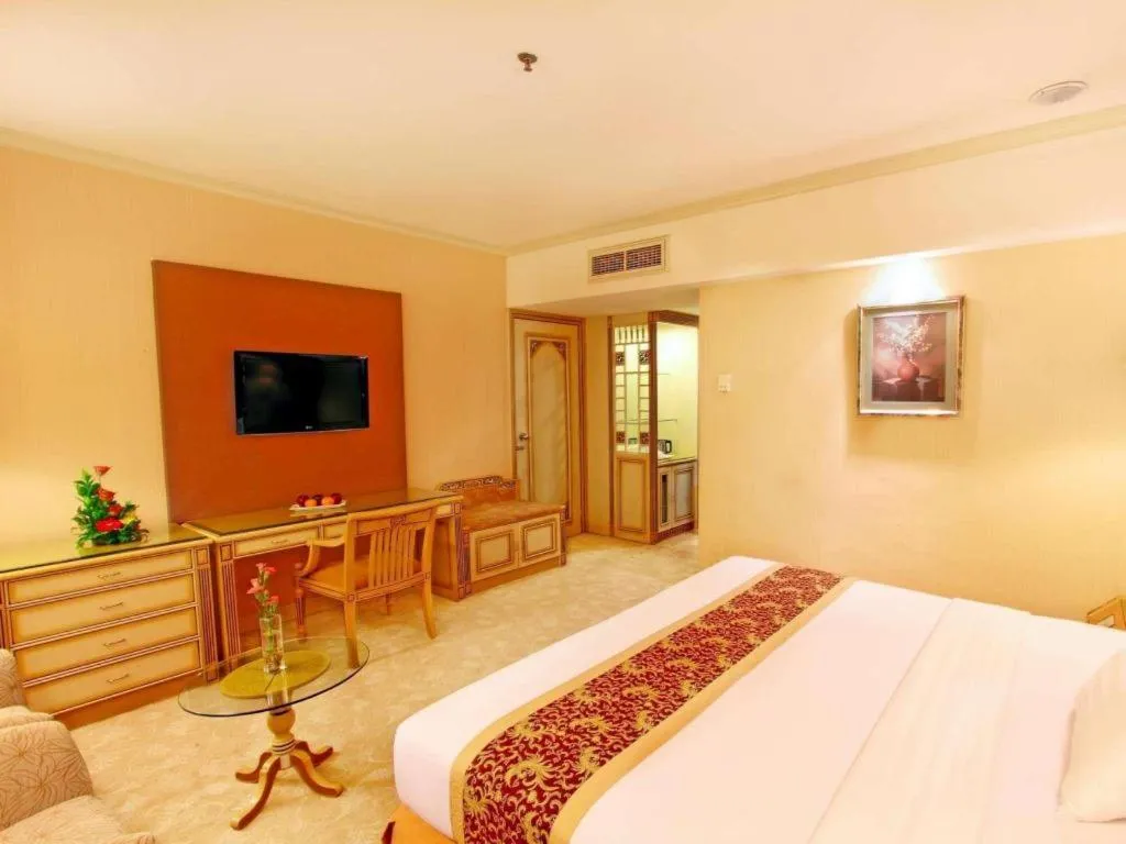 Bed in Kartika Chandra Hotel