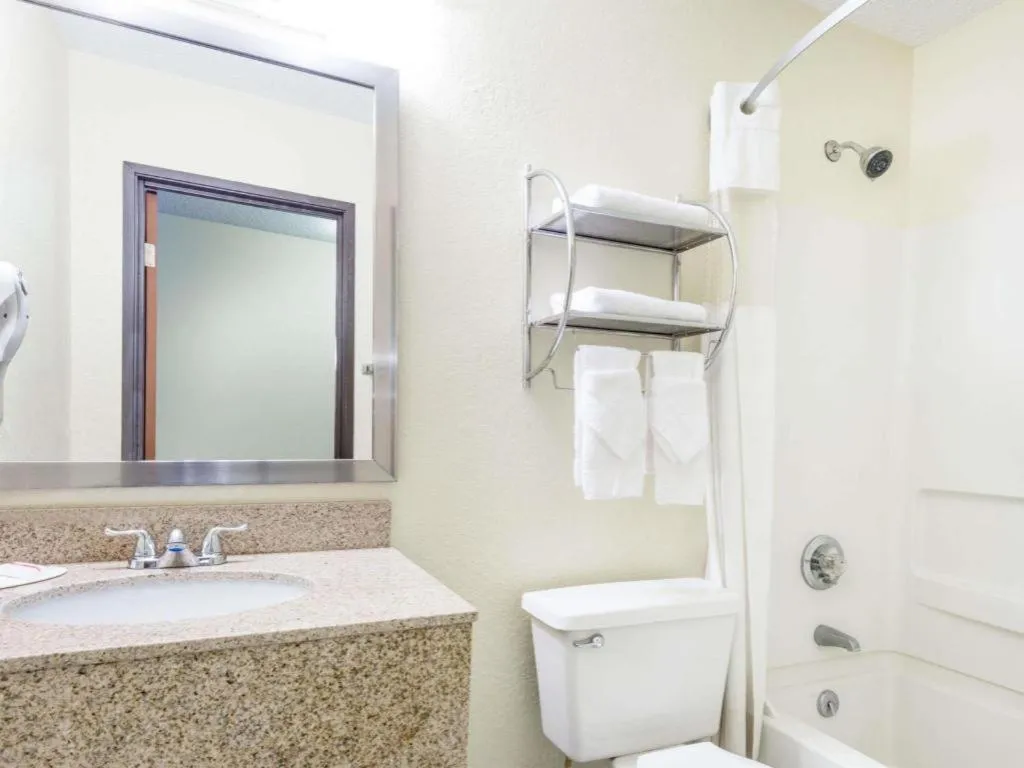 Super 8 By Wyndham Franklin/Middletown Area