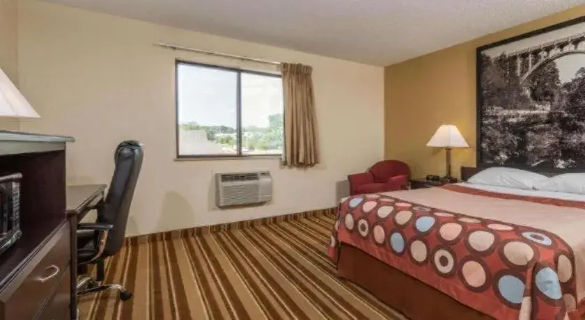 Bed in Super 8 By Wyndham Franklin/Middletown Area Bed in Super 8 By Wyndham Franklin/Middletown Area