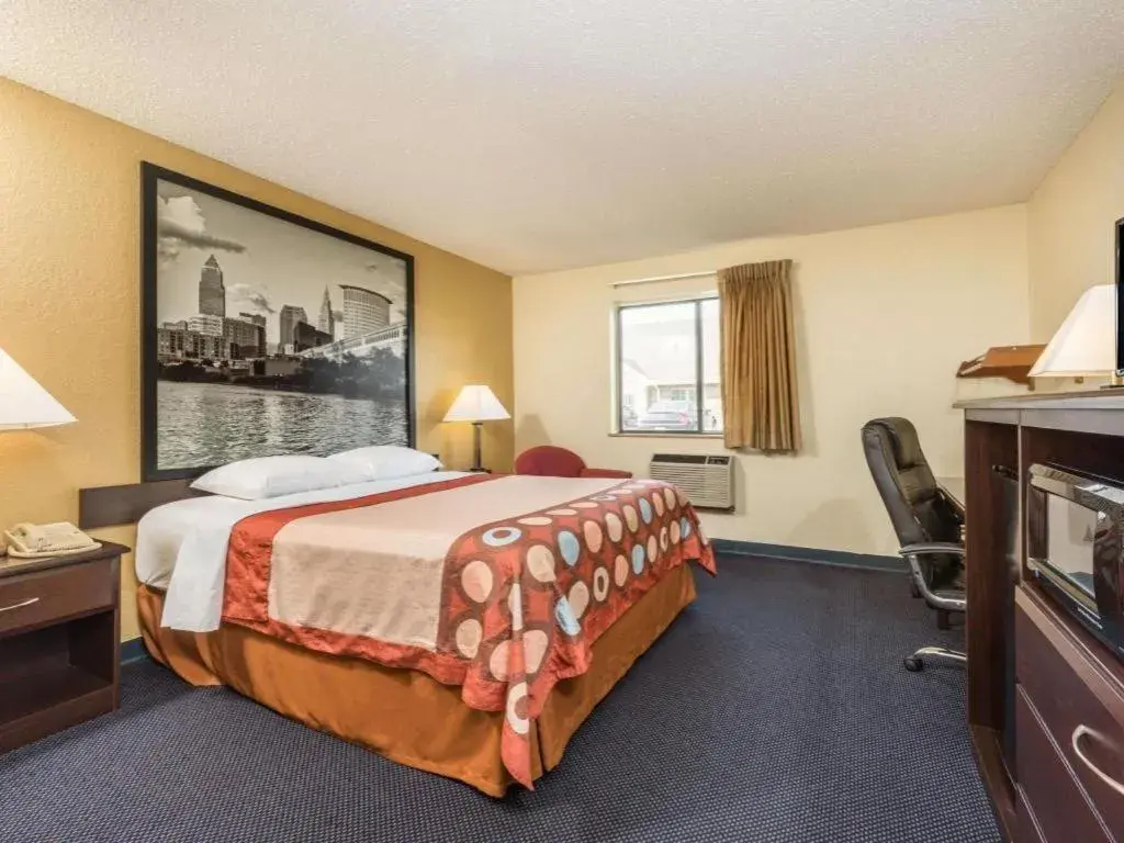 Bed in Super 8 By Wyndham Franklin/Middletown Area Bed in Super 8 By Wyndham Franklin/Middletown Area