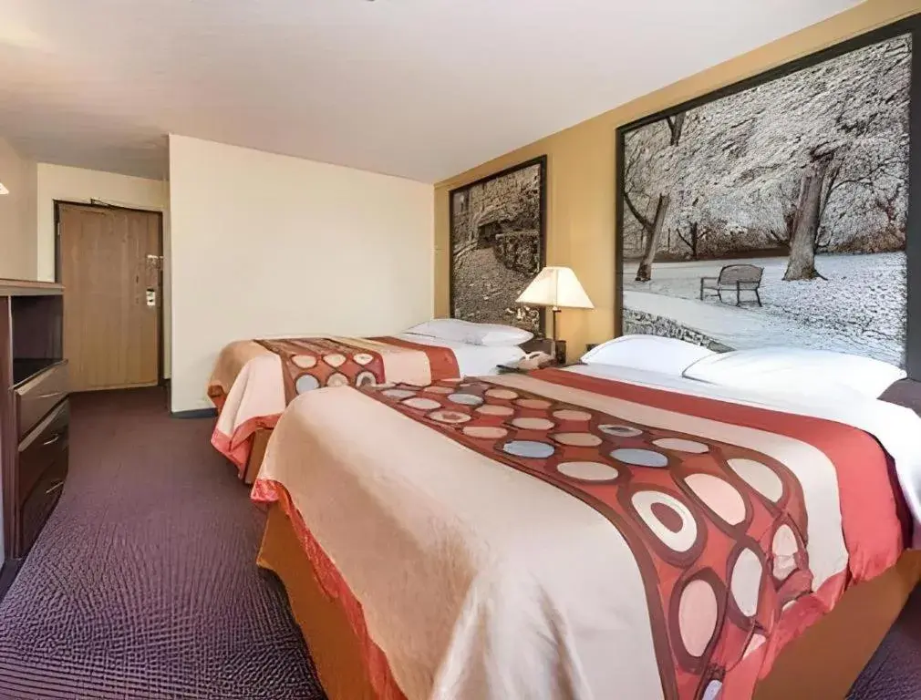 Bed in Super 8 By Wyndham Franklin/Middletown Area Bed in Super 8 By Wyndham Franklin/Middletown Area