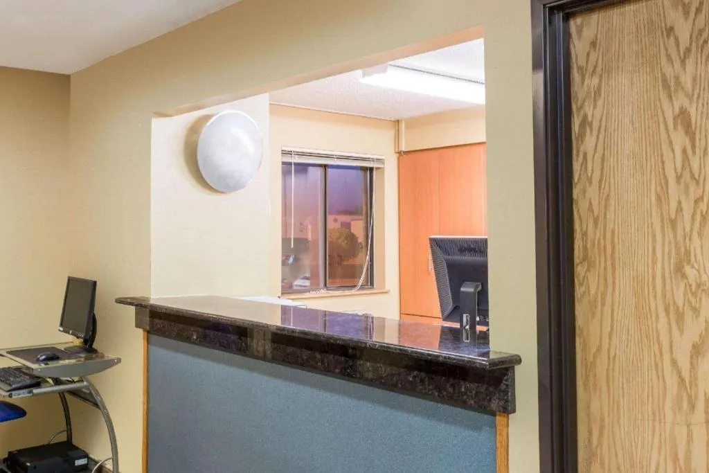 Super 8 By Wyndham Franklin/Middletown Area