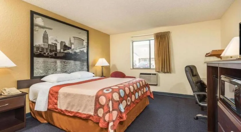 Bed in Super 8 By Wyndham Franklin/Middletown Area