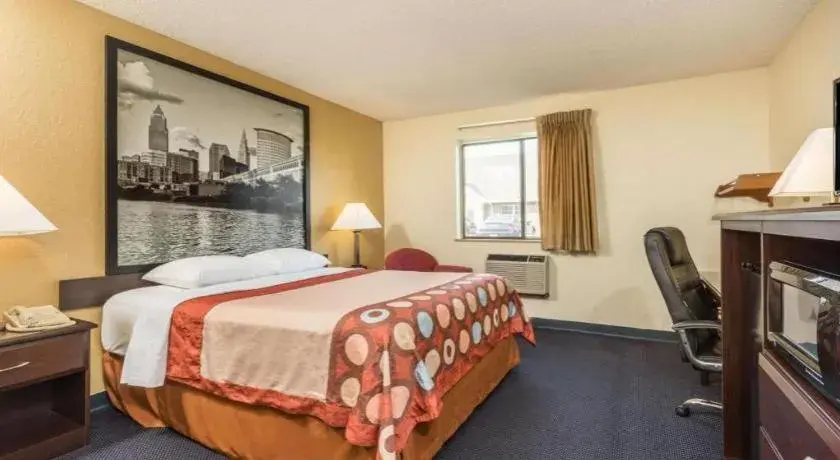 Bed in Super 8 By Wyndham Franklin/Middletown Area Bed in Super 8 By Wyndham Franklin/Middletown Area