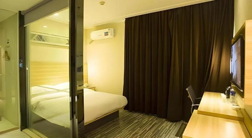 Bed in City Comfort Inn Ezhou Wenxing Avenue Central Hospital
