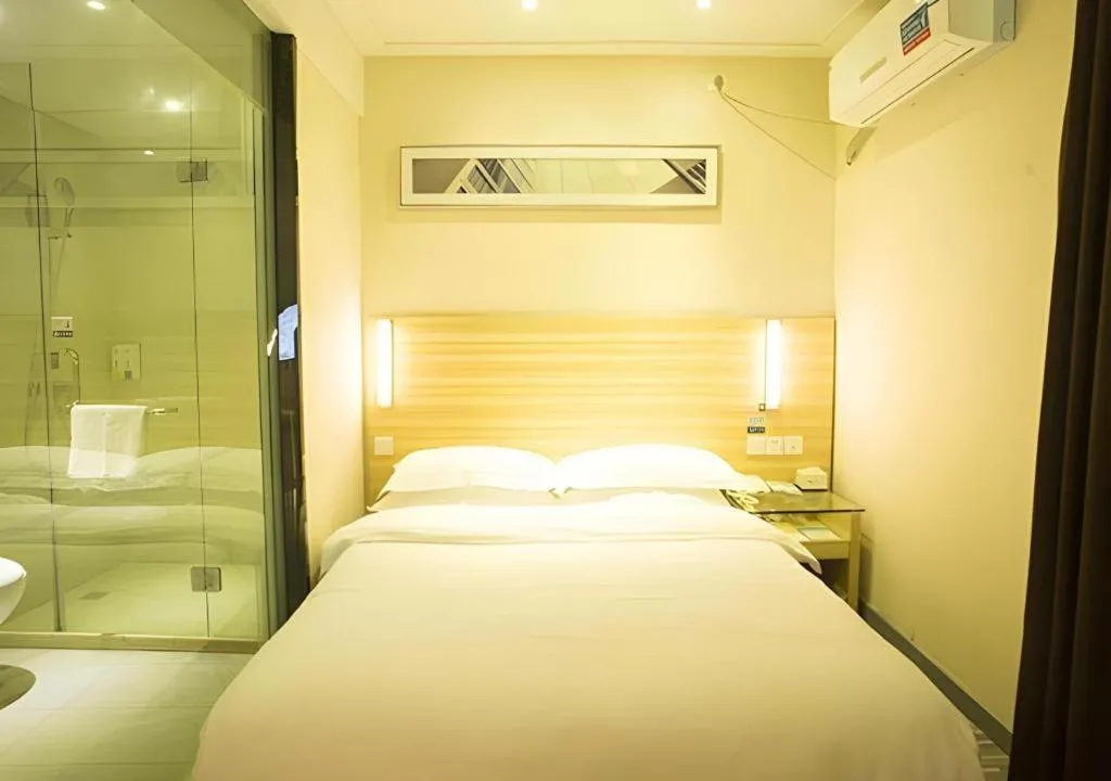 Bed in City Comfort Inn Ezhou Wenxing Avenue Central Hospital