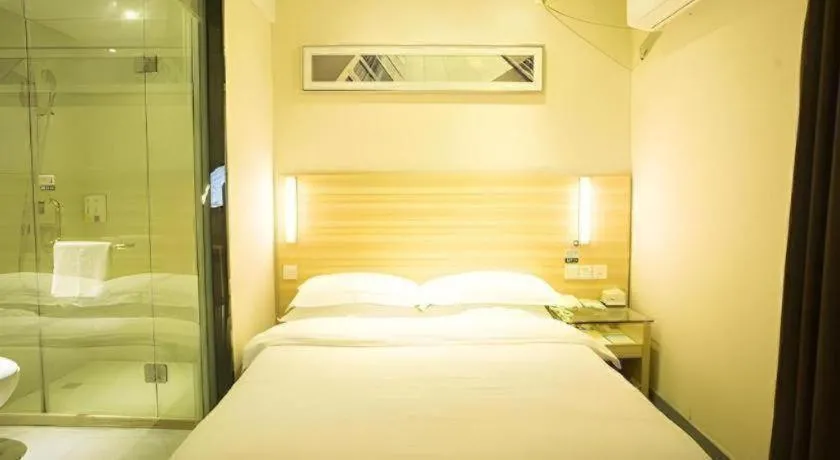 Bed in City Comfort Inn Ezhou Wenxing Avenue Central Hospital