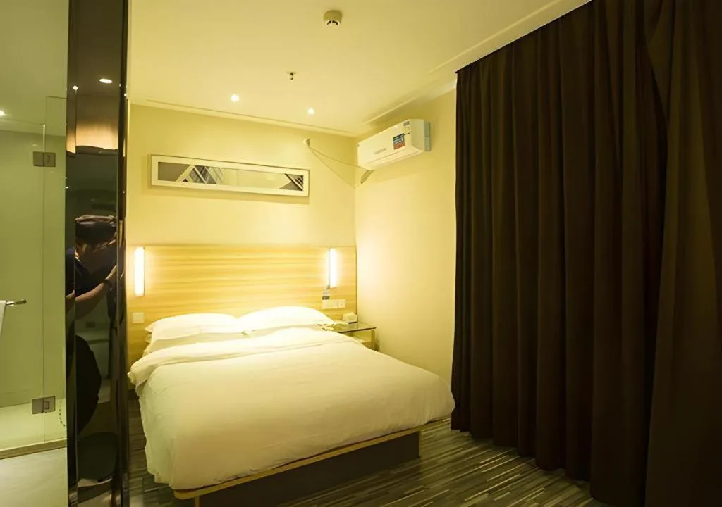 Bed in City Comfort Inn Ezhou Wenxing Avenue Central Hospital
