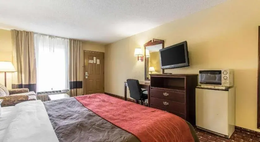 Bed in Quality Inn Andalusia Bed in Quality Inn Andalusia