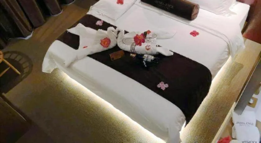 Bed in James Joyce Coffetel Beijing Yizhuang Rongjing East Street Subway Station