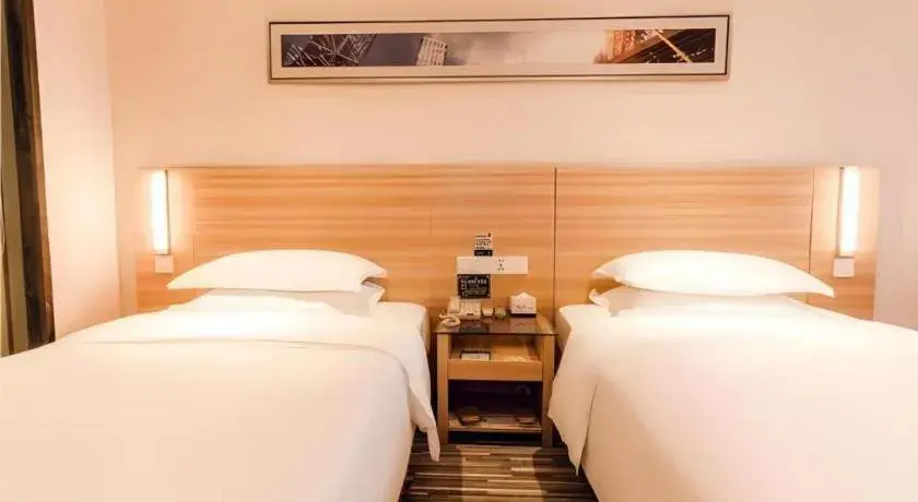 Bed in City Comfort Inn Chibi Railway Station Bed in City Comfort Inn Chibi Railway Station