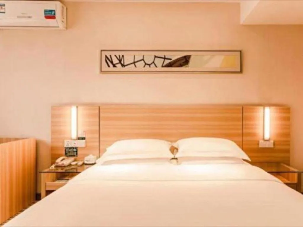 Bed in City Comfort Inn Chibi Railway Station