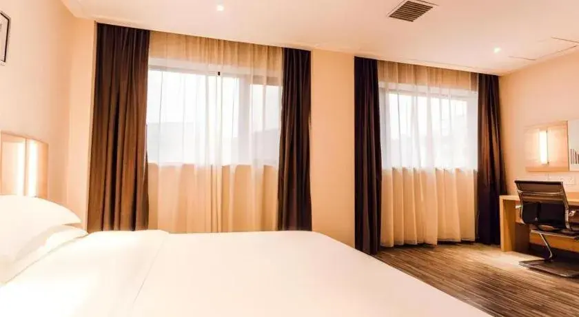 Bed in City Comfort Inn Chibi Railway Station Bed in City Comfort Inn Chibi Railway Station