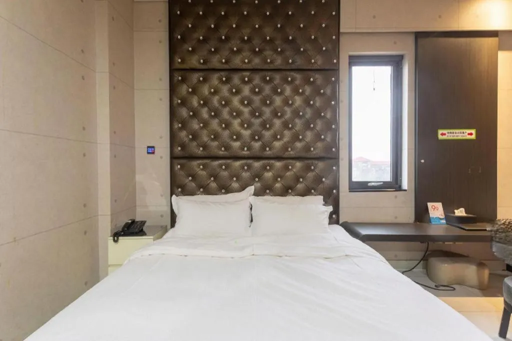 Bed in Qingdao Hengbo Hotel