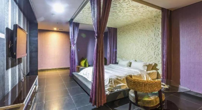 Bed in Qingdao Hengbo Hotel