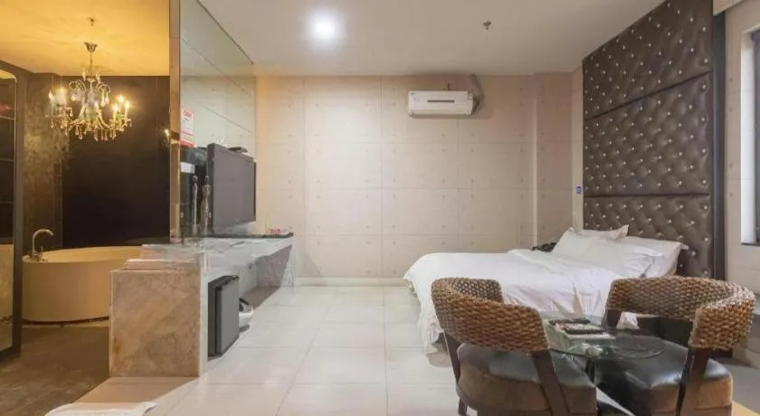 Bed in Qingdao Hengbo Hotel