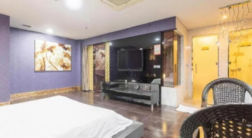 Bed in Qingdao Hengbo Hotel