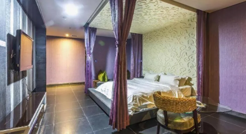 Bed in Qingdao Hengbo Hotel