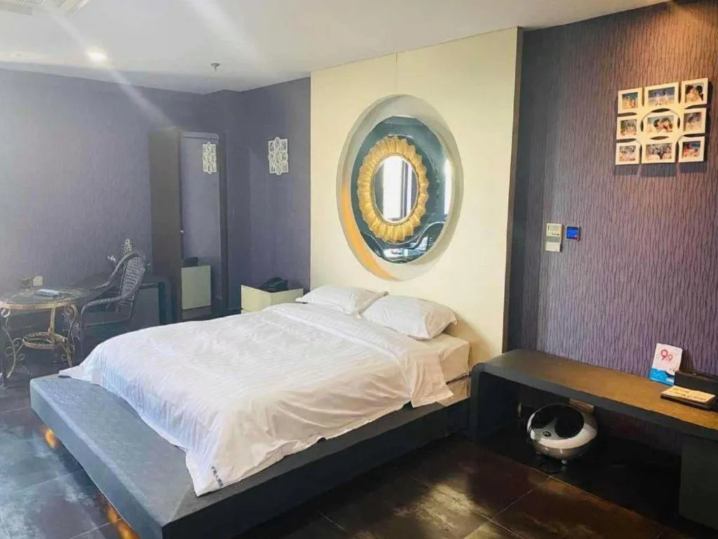 Bed in Qingdao Hengbo Hotel