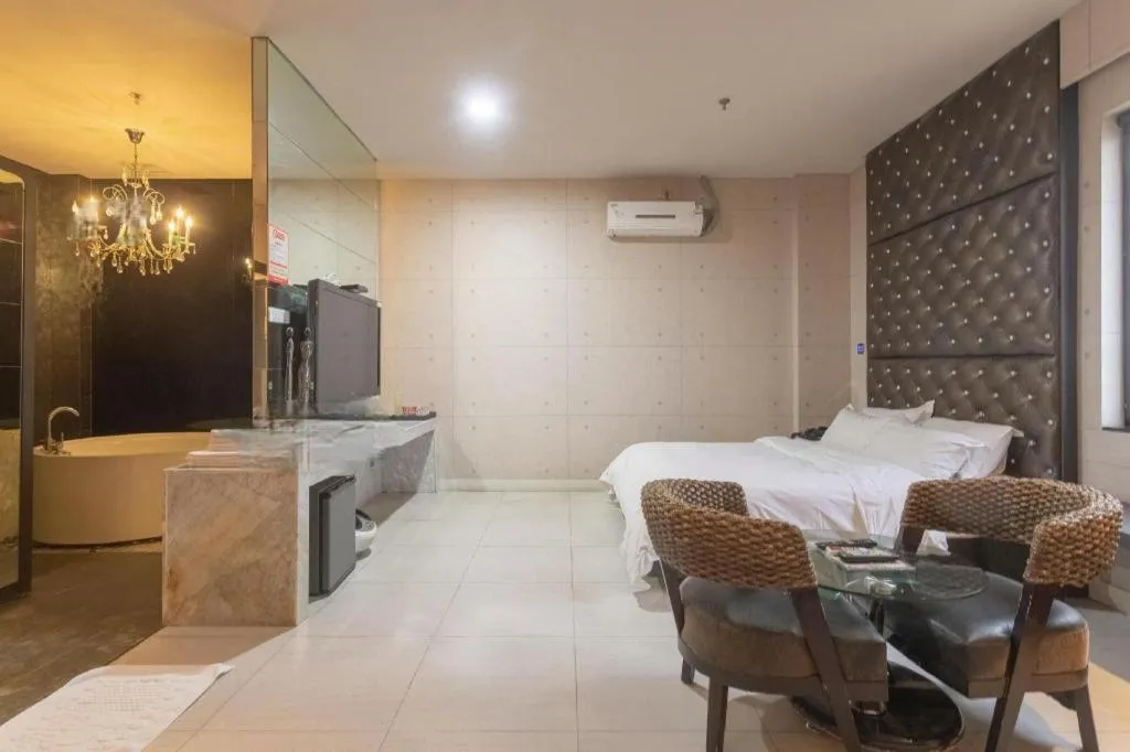 Bed in Qingdao Hengbo Hotel