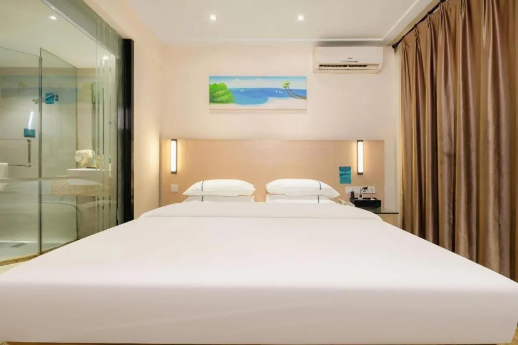 Bed in City Comfort Inn Wuzhou Wangcheng Square