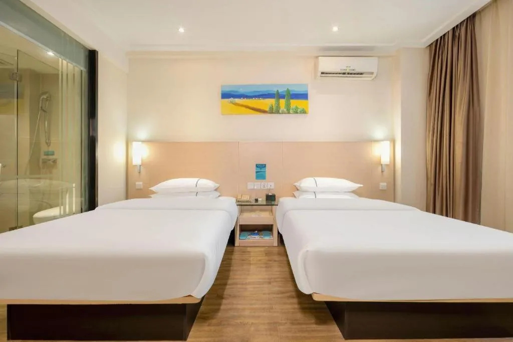 Bed in City Comfort Inn Wuzhou Wangcheng Square