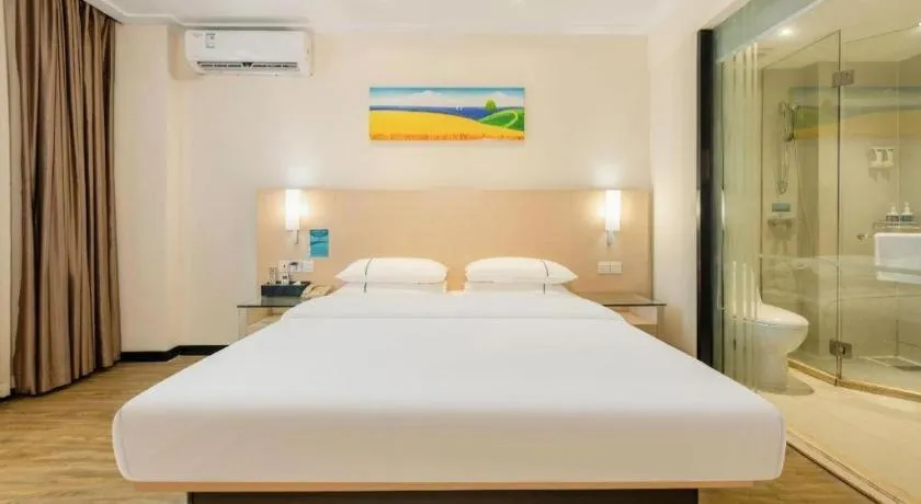 Bed in City Comfort Inn Wuzhou Wangcheng Square