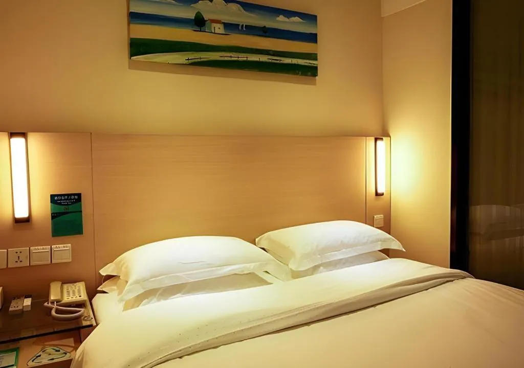 Bed in City Comfort Inn Wuzhou Wangcheng Square