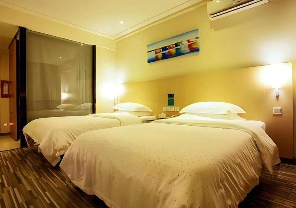Bed in City Comfort Inn Wuzhou Wangcheng Square