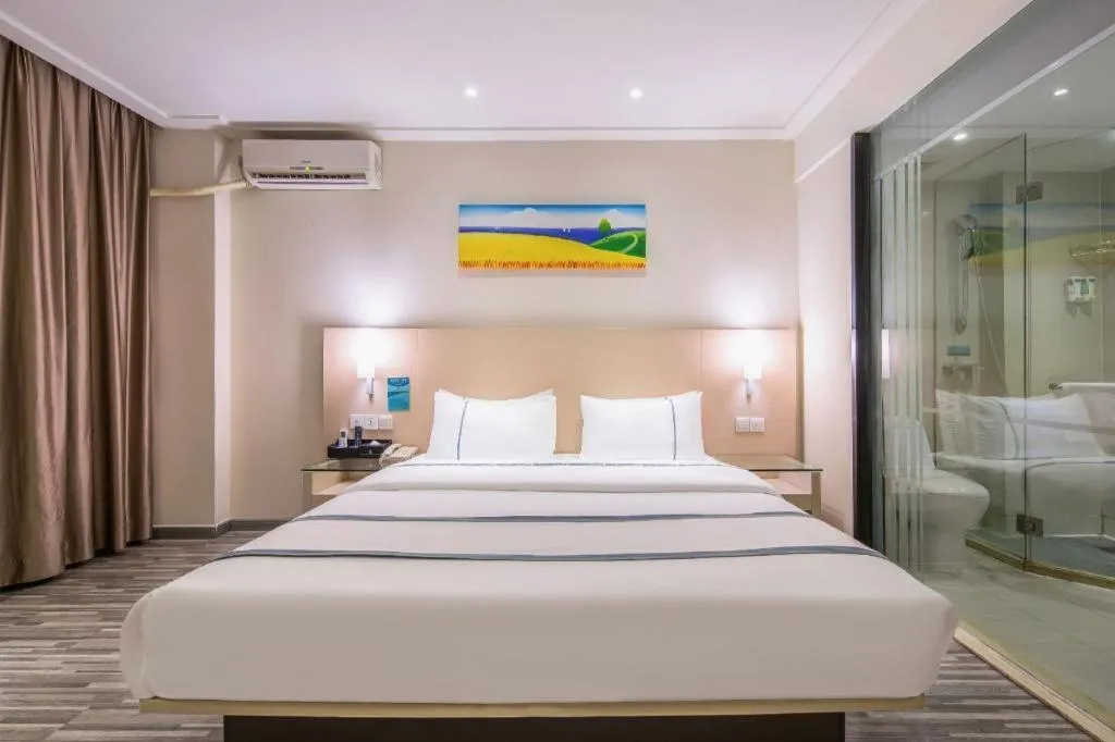 Bed in City Comfort Inn Wuzhou Wangcheng Square