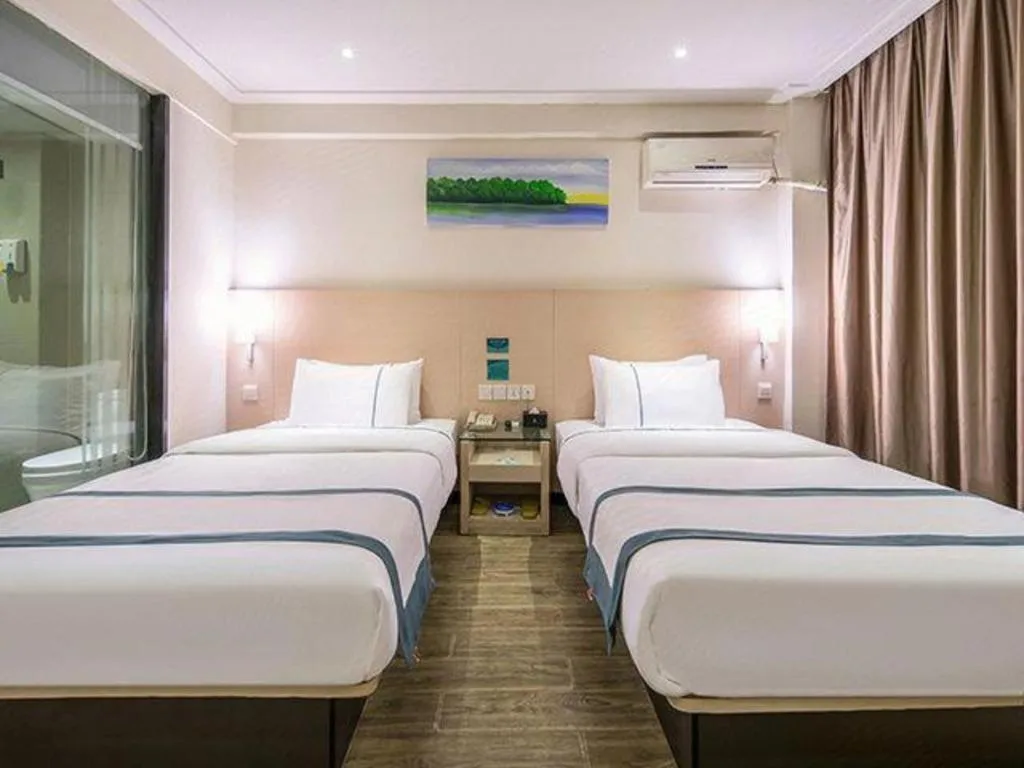 Bed in City Comfort Inn Wuzhou Wangcheng Square