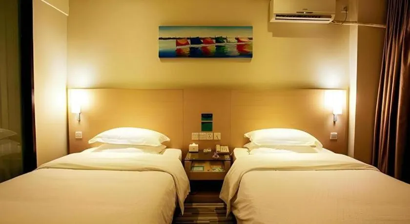Bed in City Comfort Inn Wuzhou Wangcheng Square