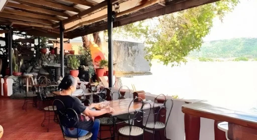 Harleys Pub and Hotel