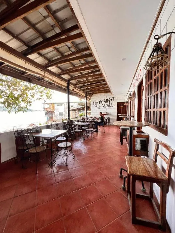 Harleys Pub and Hotel