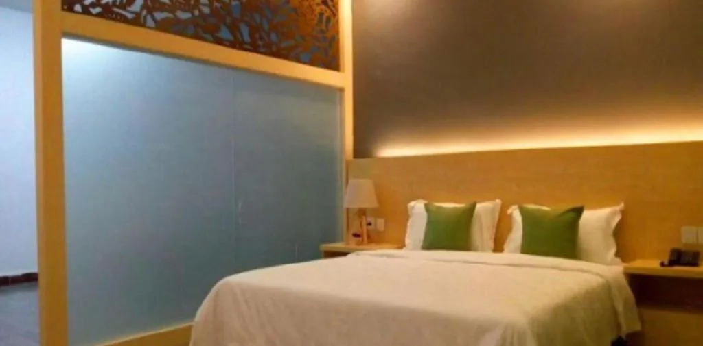 Bed in Yi Mi Hotel Shenzhen Longgang Pinghu South China City