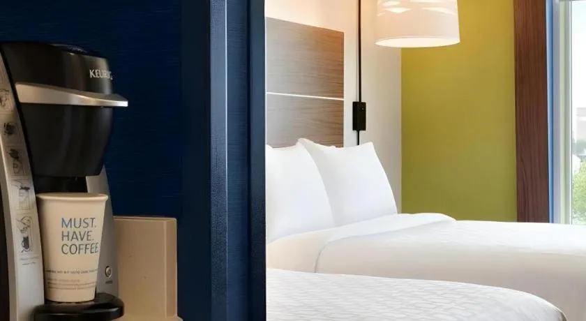 Bed in Holiday Inn Express & Suite Milroy - Reedsville By IHG