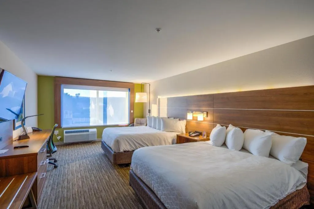 Bed in Holiday Inn Express & Suite Milroy - Reedsville By IHG