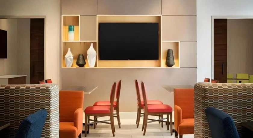 Holiday Inn Express & Suite Milroy - Reedsville By IHG