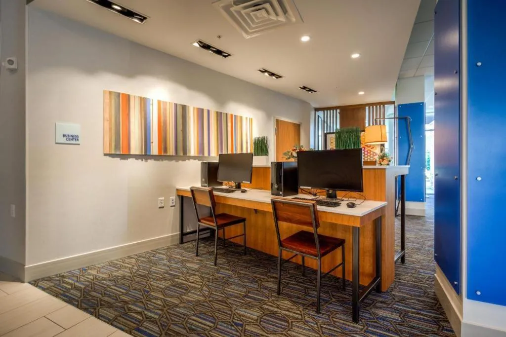 Holiday Inn Express & Suite Milroy - Reedsville By IHG