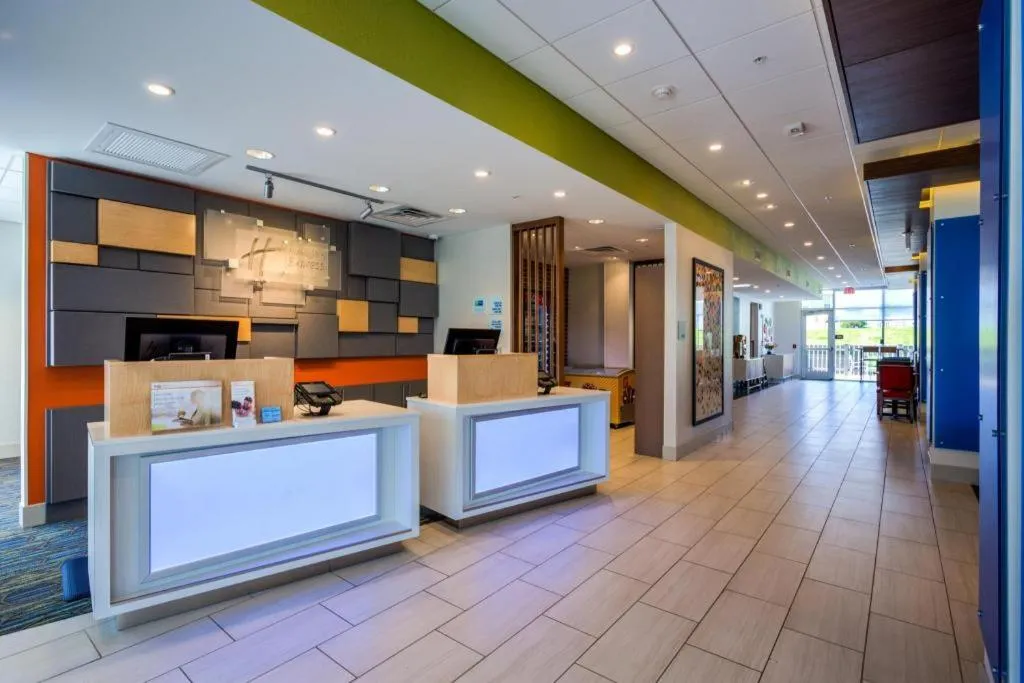 Holiday Inn Express & Suite Milroy - Reedsville By IHG