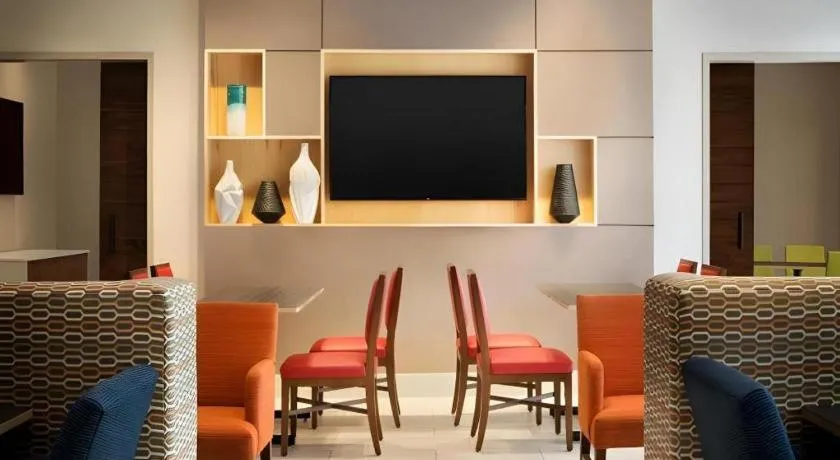 Holiday Inn Express & Suite Milroy - Reedsville By IHG