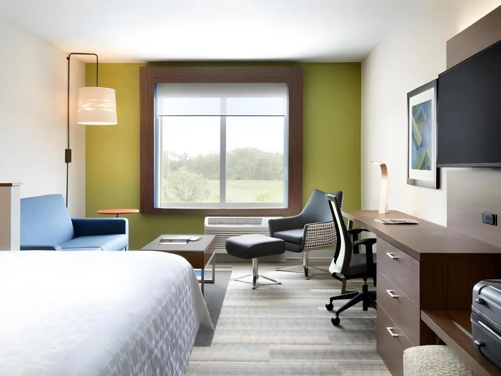 Bed in Holiday Inn Express & Suite Milroy - Reedsville By IHG