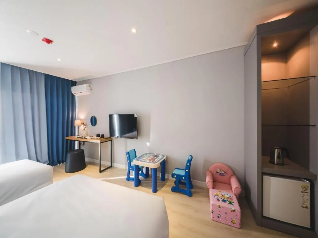 Bed in Sallys Jeju Hotel