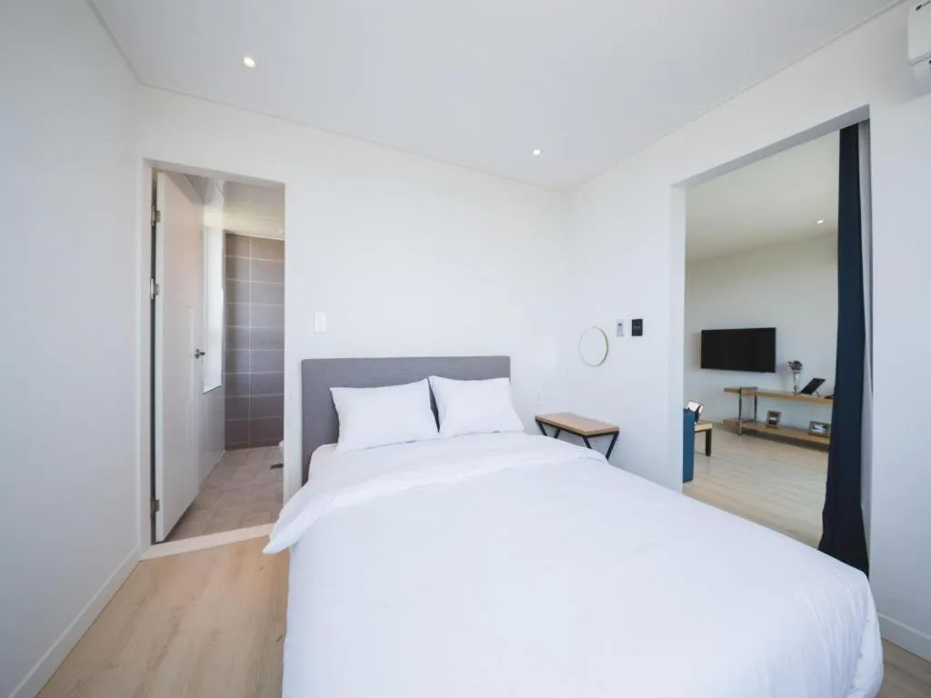 Bed in Sallys Jeju Hotel