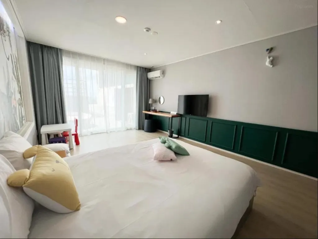 Bed in Sallys Jeju Hotel