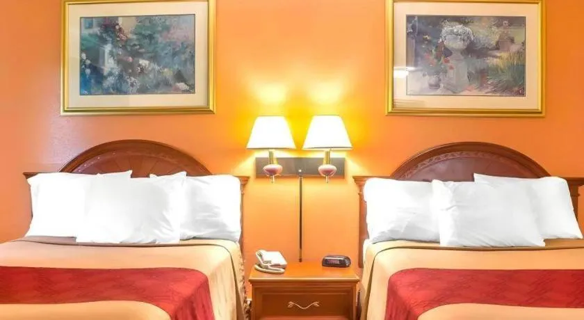 Bed in Econo Lodge Cuba I-86