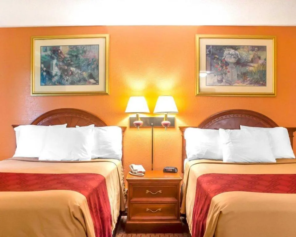 Bed in Econo Lodge Cuba I-86