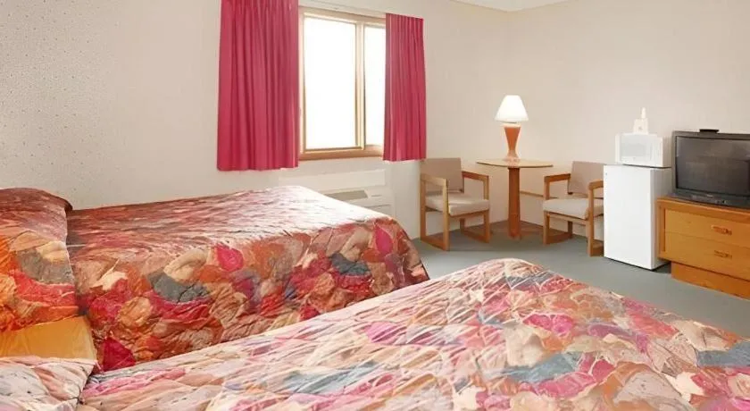 Bed in Econo Lodge Cuba I-86