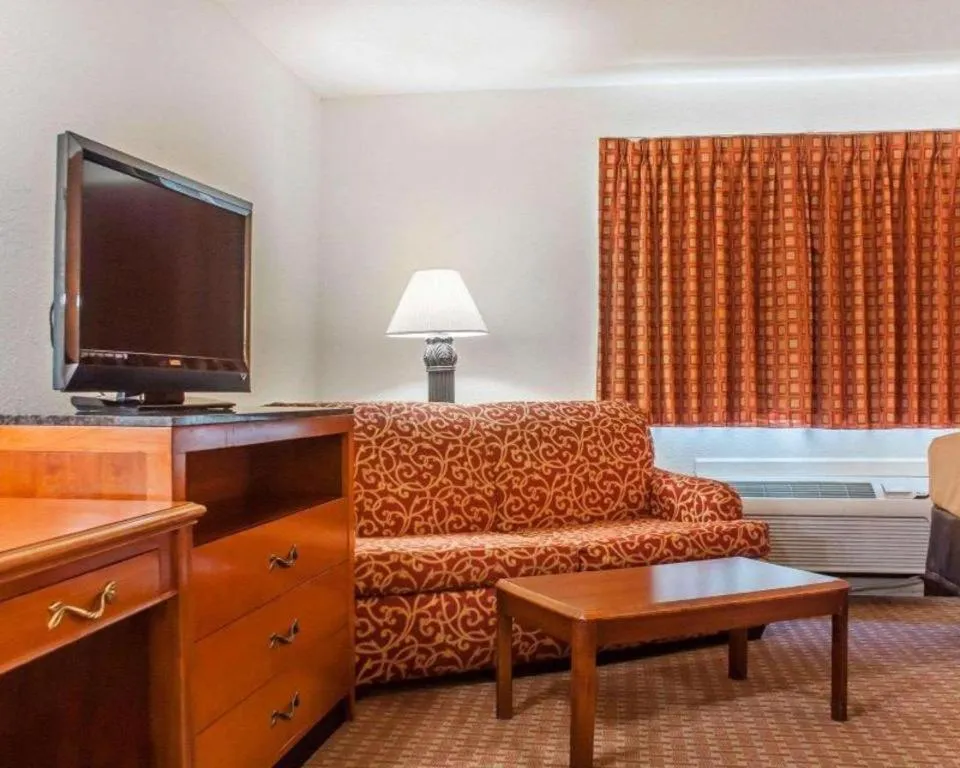 Bed in Econo Lodge Cuba I-86